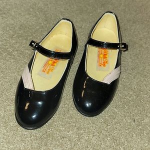 Black toddler patent leather shoes